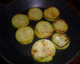 Foto del paso 3 de la receta: Huevos y verduras sobre colchón de patatas salteadas