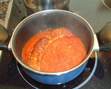 Foto del paso 1 de la receta: Butifarra con setas variadas en salsa de tomate