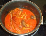 Foto del paso 2 de la receta: Butifarra con setas variadas en salsa de tomate