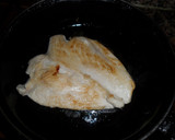 Foto del paso 1 de la receta: Pollo a la plancha con orejones de tomate