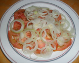 Foto del paso 11 de la receta: Buñuelos de cebolla con ensalada de tomates
