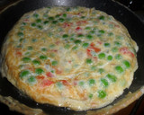 Foto del paso 5 de la receta: Tortilla de guisantes con taquitos de jamón serrano
