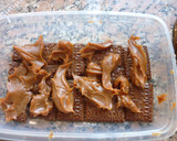Foto del paso 3 de la receta: Postre de dulce de leche con masitas de chocolate y merengues