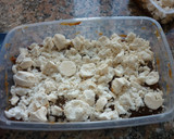 Foto del paso 5 de la receta: Postre de dulce de leche con masitas de chocolate y merengues