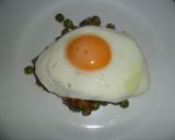 Foto del paso 8 de la receta: Huevo frito sobre colchón de arvejas