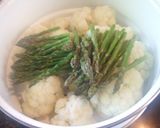 Foto del paso 2 de la receta: Gratinado de coliflor y espárragos trigueros con cuatro quesos
