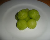 Foto del paso 2 de la receta: Perlas de melón galia con grisines de serrano