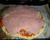 Foto del paso 5 de la receta: Pizza con york, morrones y pasas de uva