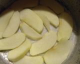 Foto del paso 2 de la receta: Tarta simple de manzana con crema, pasas y canela