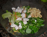 Foto del paso 3 de la receta: Ensalada de pollo y cacahuetes
