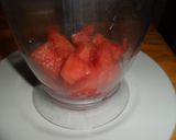 Foto del paso 2 de la receta: Licuado de sandía con cerezas enteras