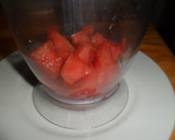 Foto del paso 2 de la receta: Licuado de sandía con cerezas enteras