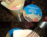 Foto del paso 1 de la receta: Crema mascarpone rosa en tulipas