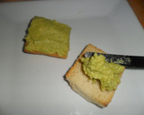 Foto del paso 3 de la receta: Tostadas con pavo, queso y puré de paltas