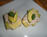 Foto del paso 5 de la receta: Tostadas con pavo, queso y puré de paltas