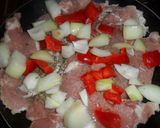 Foto del paso 2 de la receta: Bistec de lomo de cerdo con verduras y patatas fritas
