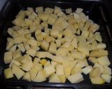 Foto del paso 1 de la receta: Rollitos de jamón y queso sobre dados de patatas al horno