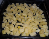 Foto del paso 1 de la receta: Rollitos de jamón y queso sobre dados de patatas al horno