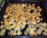 Foto del paso 2 de la receta: Rollitos de jamón y queso sobre dados de patatas al horno