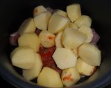 Foto del paso 3 de la receta: Bifes de lomo de cerdo con papas y batatas a la cacerola