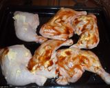 Foto del paso 2 de la receta: Pollo en salsa barbacoa y dados de patatas al horno