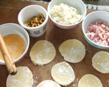 Foto del paso 1 de la receta: Pastelitos hojaldrados rellenos de jamón de pavo, queso holandés y aceitunas
