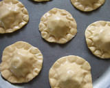 Foto del paso 3 de la receta: Pastelitos hojaldrados rellenos de jamón de pavo, queso holandés y aceitunas