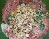 Foto del paso 2 de la receta: Pastelitos de carne y almendras con hierbas y salsa de pimientos morrones