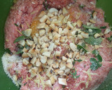 Foto del paso 2 de la receta: Pastelitos de carne y almendras con hierbas y salsa de pimientos morrones