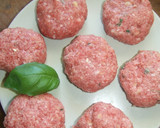 Foto del paso 3 de la receta: Pastelitos de carne y almendras con hierbas y salsa de pimientos morrones