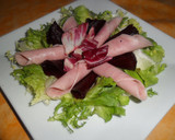 Foto del paso 4 de la receta: Lechugas variadas con rollitos de remolacha y jamón york