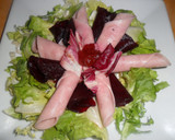 Foto del paso 6 de la receta: Lechugas variadas con rollitos de remolacha y jamón york