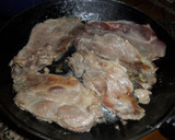 Foto del paso 2 de la receta: Chuletas de cerdo con salsa de tomate y huevos
