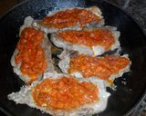 Foto del paso 3 de la receta: Chuletas de cerdo con salsa de tomate y huevos