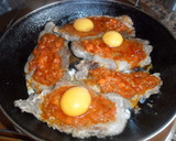 Foto del paso 4 de la receta: Chuletas de cerdo con salsa de tomate y huevos