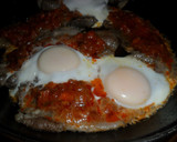Foto del paso 5 de la receta: Chuletas de cerdo con salsa de tomate y huevos