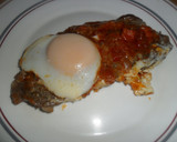 Foto del paso 7 de la receta: Chuletas de cerdo con salsa de tomate y huevos