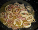 Foto del paso 3 de la receta: Espaguetis negros con anillas de pota y bacon