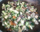 Foto del paso 1 de la receta: Timbal de calabacin con setas, huevo frito y chorizo de Jabugo