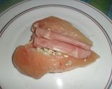 Foto del paso 2 de la receta: Pechuga de pollo rellena de jamón york y queso roquefort
