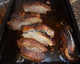 Foto del paso 3 de la receta: Vacío y chorizos al horno con salsa criolla