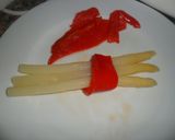 Foto del paso 4 de la receta: Espárragos blancos sobre salsa de morrones