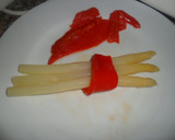 Foto del paso 4 de la receta: Espárragos blancos sobre salsa de morrones