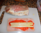 Foto del paso 2 de la receta: Redondo de ternera en salsa relleno de jamón, espárragos blancos y morrones