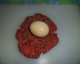 Foto del paso 2 de la receta: Bolas de hamburguesa rellenas de huevo, rebozadas y fritas