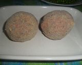 Foto del paso 4 de la receta: Bolas de hamburguesa rellenas de huevo, rebozadas y fritas