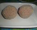 Foto del paso 4 de la receta: Bolas de hamburguesa rellenas de huevo, rebozadas y fritas