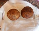 Foto del paso 5 de la receta: Bolas de hamburguesa rellenas de huevo, rebozadas y fritas