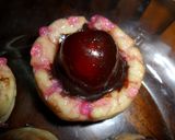 Foto del paso 6 de la receta: Masitas con crema de chocolate al ron y cerezas confitadas