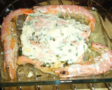Foto del paso 3 de la receta: Salmón y langostinos con all-i-oli gratinado